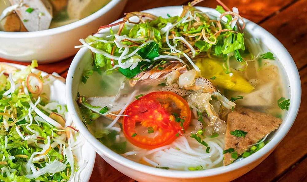 Sứa biển tươi cùng nước dùng thanh ngọt tạo nên món bún sữa vô cùng hấp dẫn